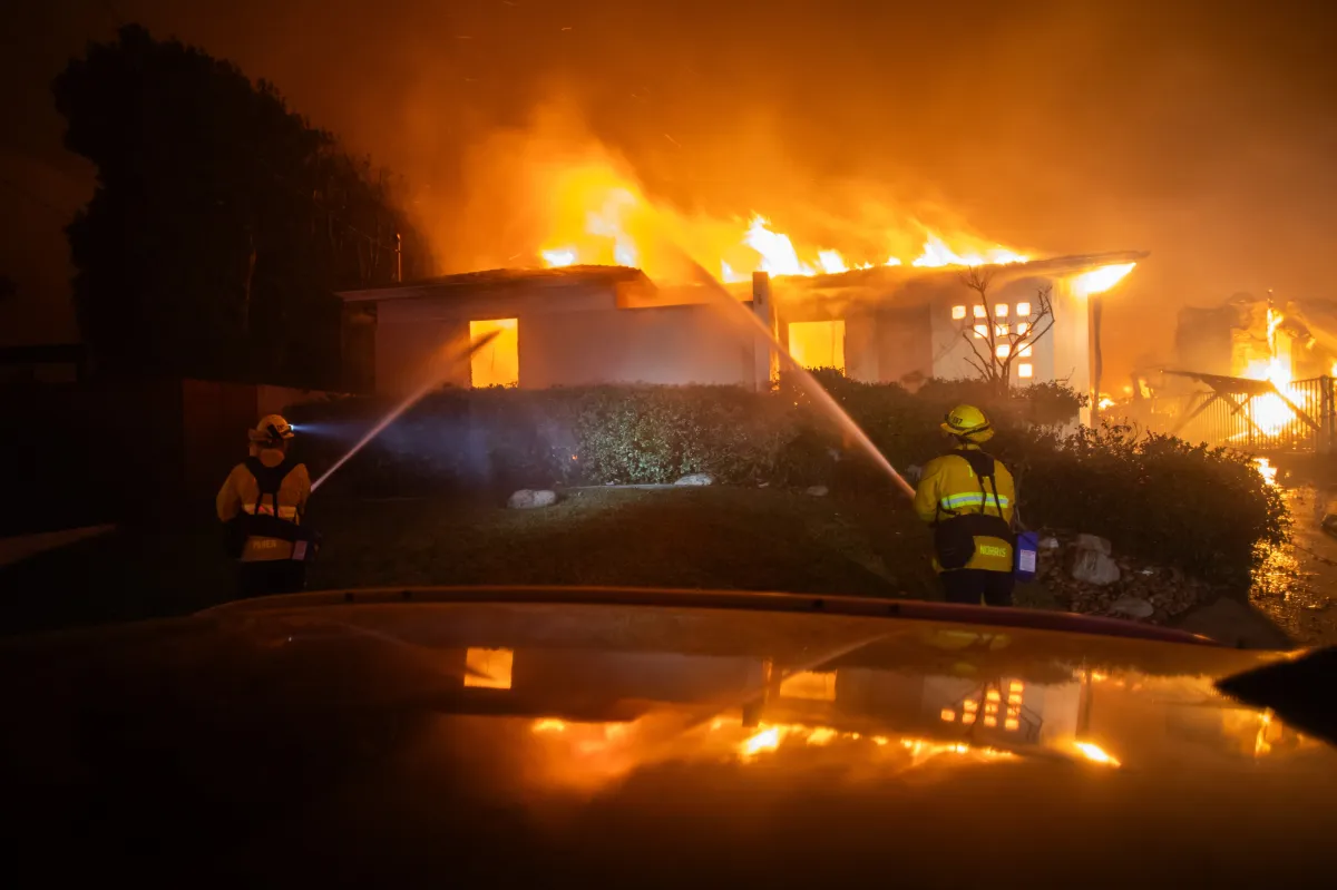 Super Scoopers: The Canadian Aircraft Battling US Wildfires at 350 Kmph