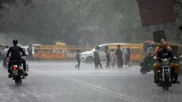 Bengaluru Wakes Up to Unseasonal Rain: IMD Predicts More Showers Across Karnataka